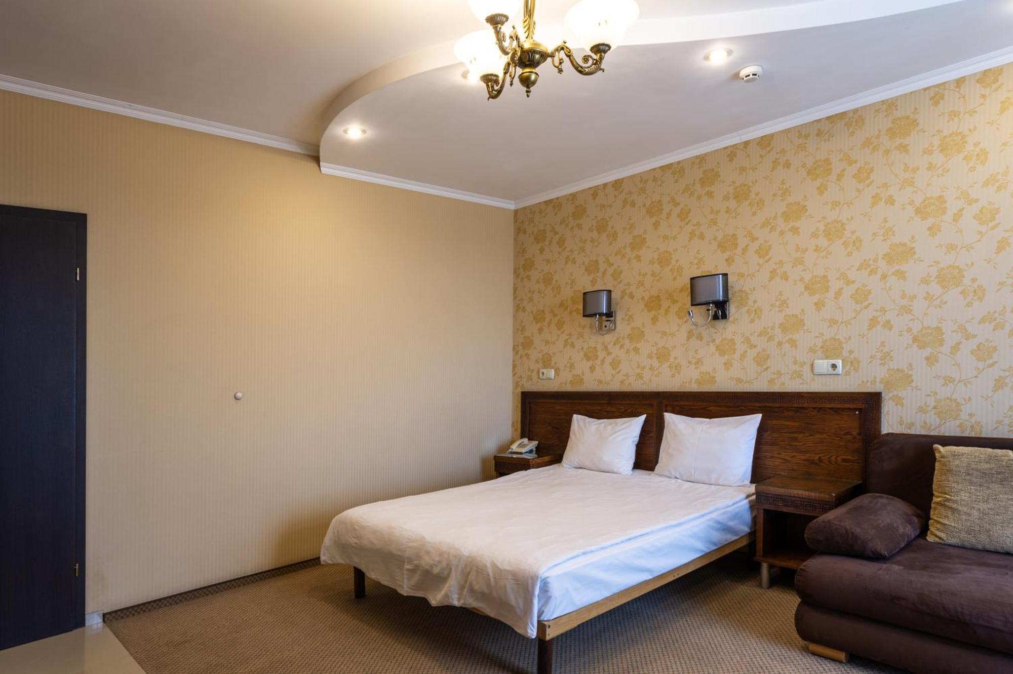 Kamelot Hotel Ternopil Exterior photo